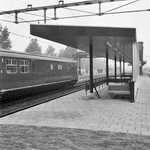 846583 Gezicht op het nieuwe perron van het N.S.-station Driebergen-Zeist te Driebergen-Rijsenburg. Links de speciale ...